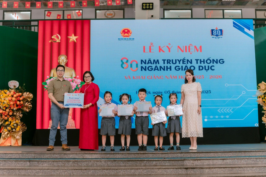 Đại diện Cầu Vồng Tuổi thơ và Elmich Việt Nam trao quà tặng tại Trường Liên cấp THCS, Tiểu học tư thục Ngôi Sao Hà Nội (P. Yên Hoà, Hà Nội). 351.jpg