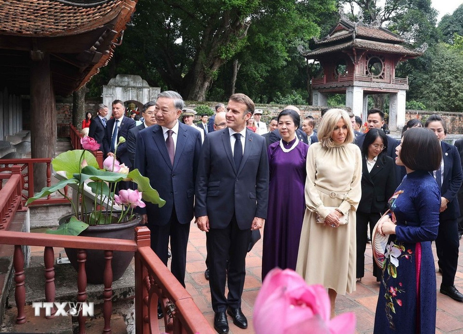 Tổng Bí thư Tô Lâm và Phu nhân cùng Tổng thống Pháp Emmanuel Macron và Phu nhân thăm quan Vườn bia Tiến sỹ và nghe giới thiệu về 82 bia Tiến sỹ- Di sản tư liệu thế giới. (Ảnh: Thống Nhất/TTXVN). 274-2856.jpg