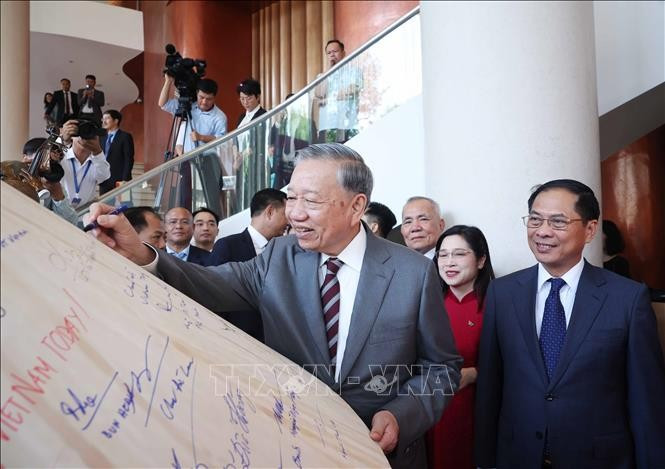 Tổng Bí thư Tô Lâm ký lưu niệm. (Ảnh: Thống Nhất/ TTXVN) Tổng Bí thư Tô Lâm ký lưu niệm. (Ảnh: Thống Nhất/ TTXVN)