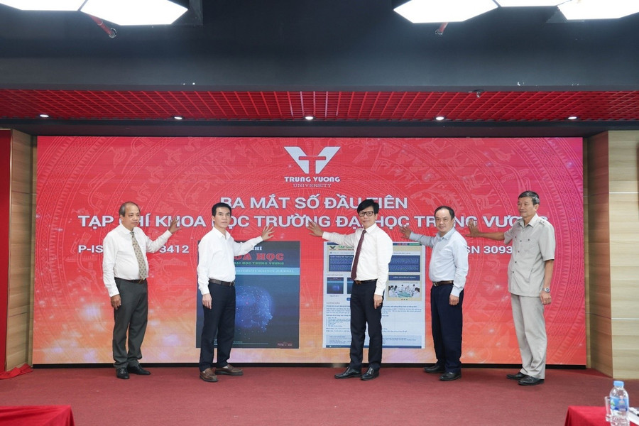 Hiệu trưởng Trường Đại học Trưng Vương và Hội đồng biên tập ấn nút ra mắt tạp chí. 49.jpg
