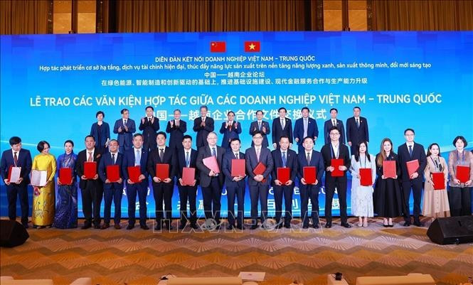 Thủ tướng Phạm Minh Chính chứng kiến trao thoả thuận hợp tác doanh nghiệp Việt Nam - Trung Quốc. (Ảnh: Dương Giang/TTXVN) thu-tuong-pham-minh-chinh.jpg