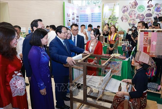 Thủ tướng Phạm Minh Chính tham quan trưng bày sản phẩm OCOP vùng đồng bào dân tộc thiểu số. (Ảnh: Dương Giang/TTXVN) Thủ tướng Phạm Minh Chính tham quan trưng bày sản phẩm OCOP vùng đồng bào dân tộc thiểu số. (Ảnh: Dương Giang/TTXVN)