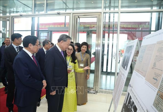 Tổng Bí thư Tô Lâm và Thủ tướng Phạm Minh Chính cùng các đại biểu tham quan trưng bày ảnh về hoạt động của Chính phủ qua các thời kỳ do TTXVN thực hiện. Ảnh: Thống Nhất/TTXVN