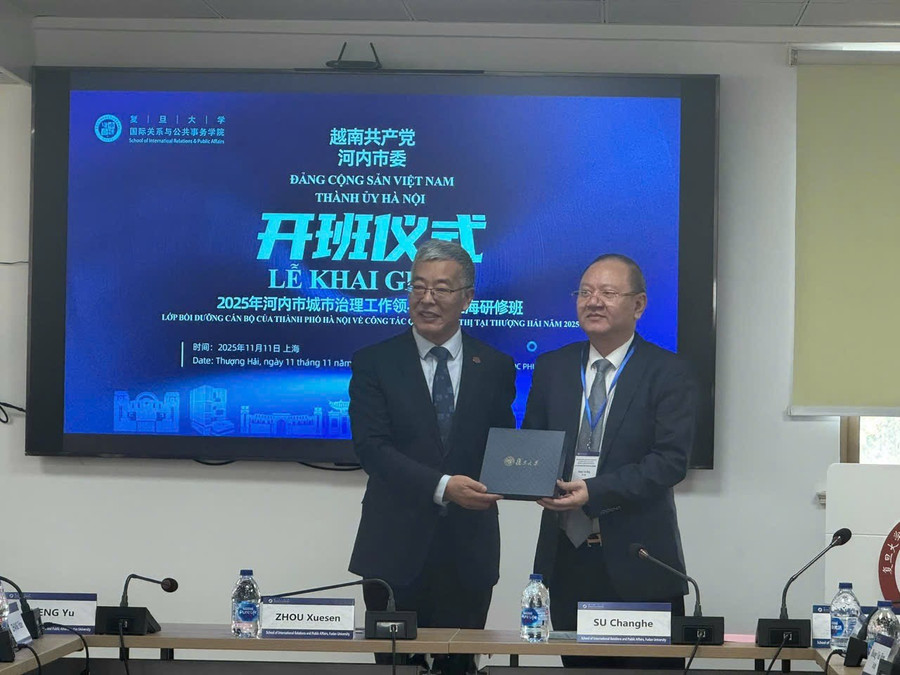 GS Tô Trường Hòa trao quà lưu niệm của Đại học Phúc Đán đến Đoàn công tác cán bộ TP Hà Nội.