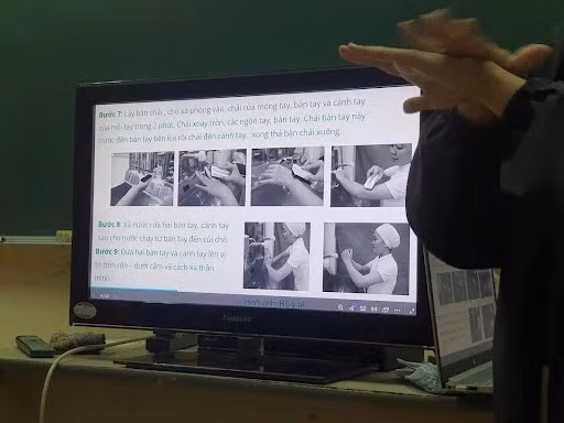 Sinh viên học kỹ thuật rửa tay vô khuẩn theo chuẩn của Bộ Y tế – một thao tác bắt buộc trước khi thực hiện chăm sóc hoặc thủ thuật sản khoa.