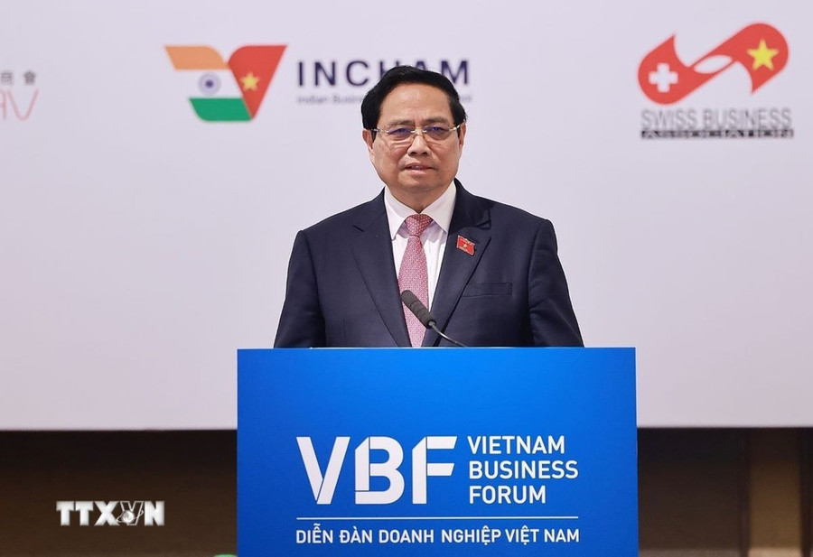 Thủ tướng Phạm Minh Chính phát biểu tại Diễn đàn doanh nghiệp Việt Nam thường niên với chủ đề “Doanh nghiệp đồng hành với Chính phủ chuyển đổi xanh trong kỷ nguyên số.” (Ảnh: Dương Giang/TTXVN)