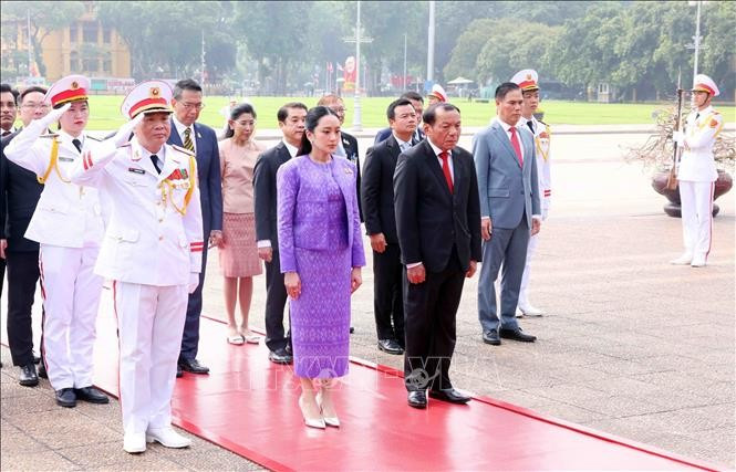 Thủ tướng Vương quốc Thái Lan Paetongtarn Shinawatra đến đặt vòng hoa và vào Lăng viếng Chủ tịch Hồ Chí Minh. (Ảnh: Phạm Kiên/TTXVN) Thủ tướng Vương quốc Thái Lan Paetongtarn Shinawatra đến đặt vòng hoa và vào Lăng viếng Chủ tịch Hồ Chí Minh. (Ảnh: Phạm Kiên/TTXVN)