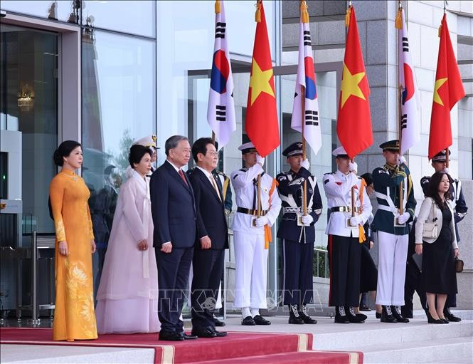 Tổng thống Hàn Quốc Lee Jae Myung và Phu nhân chủ trì Lễ đón Tổng Bí thư Tô Lâm và Phu nhân. (Ảnh: Thống Nhất/TTXVN) Tổng thống Hàn Quốc Lee Jae Myung và Phu nhân chủ trì Lễ đón Tổng Bí thư Tô Lâm và Phu nhân. (Ảnh: Thống Nhất/TTXVN)