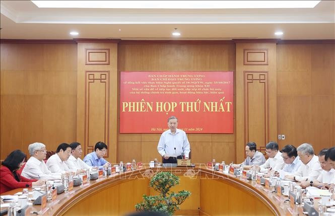 Tổng Bí thư Tô Lâm, Trưởng Ban Chỉ đạo Trung ương về tổng kết thực hiện Nghị quyết số 18 - NQ/TW, ngày 25/10/2017 của Ban Chấp hành Trung ương Đảng khoá XII "Một số vấn đề về tiếp tục đổi mới, sắp xếp tổ chức bộ máy của hệ thống chính trị tinh gọn, hoạt động hiệu lực, hiệu quả" chủ trì Phiên họp thứ nhất của Ban Chỉ đạo, ngày 19/11/2024. (Ảnh: Thống Nhất/TTXVN)