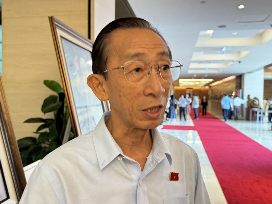 Đại biểu Trần Hoàng Ngân (Đoàn TPHCM) trả lời phỏng vấn bên hành lang Quốc hội.