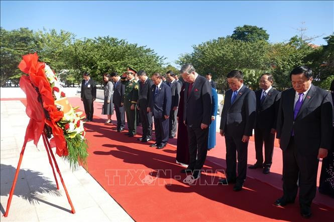 Tổng Bí thư Tô Lâm và Phu nhân cùng Đoàn đại biểu cấp cao Việt Nam đặt vòng hoa tại Đài tưởng niệm các chiến sĩ vô danh ở thủ đô Vientiane. Ảnh: Xuân Tú/PV TTXVN tại Lào