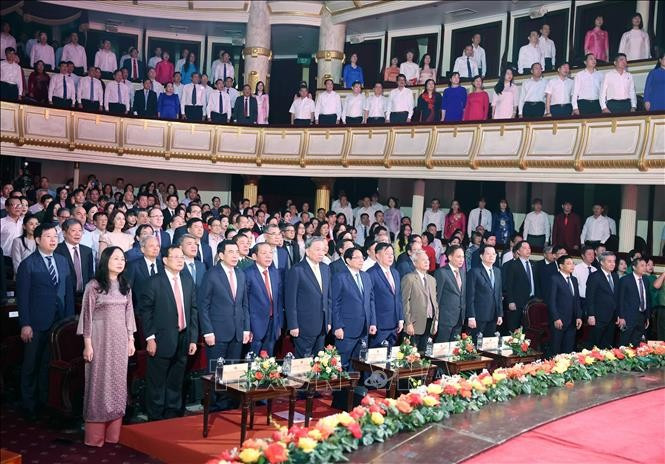 Tổng Bí thư Tô Lâm, Thủ tướng Phạm Minh Chính và các đại biểu thực hiện nghi lễ chào cờ. Ảnh: Thống Nhất/TTXVN.