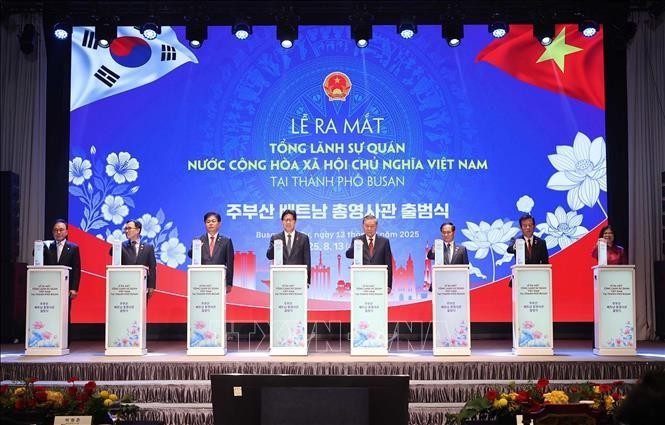 Tổng Bí thư Tô Lâm và các đại biểu thực hiện nghi thức ra mắt Tổng Lãnh sự quán Việt Nam tại thành phố Busan. (Ảnh: Thống Nhất/TTXVN)