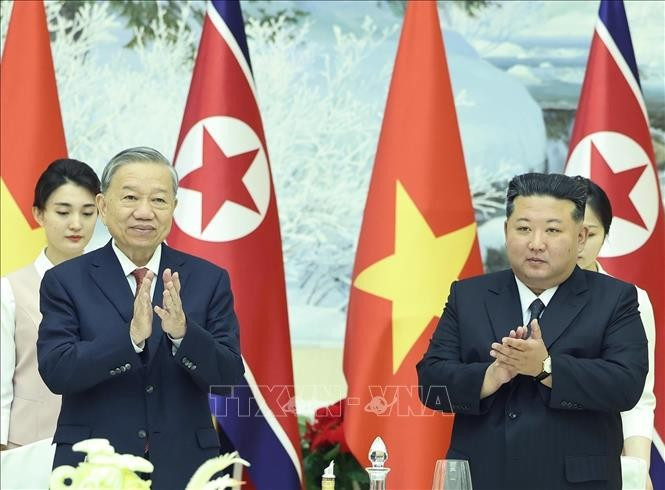 Tổng Bí thư Tô Lâm và Tổng Bí thư, Chủ tịch Quốc vụ Triều Tiên Kim Jong Un tại Tiệc chiêu đãi. Ảnh: Thống Nhất/TTXVN