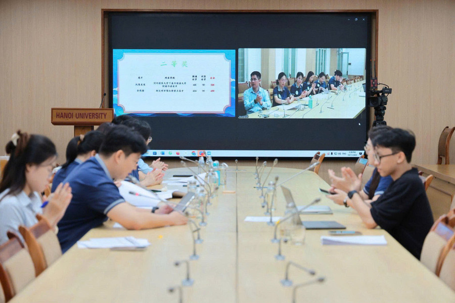 Hai học sinh của cô Dung đã đạt giải Ba cuộc thi “Đọc diễn cảm” 2025. (nguồn: Viện Khổng Tử Hanu) 77.jpg