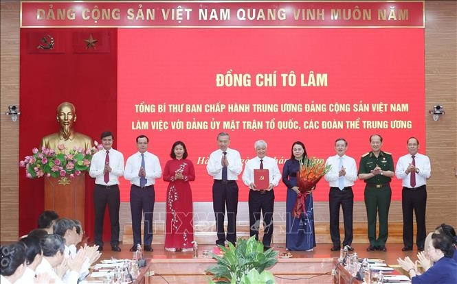 Tổng Bí thư Tô Lâm trao Quyết định của Bộ Chính trị về chức năng, nhiệm vụ, tổ chức bộ máy Cơ quan Ủy ban Trung ương Mặt trận Tổ quốc Việt Nam theo mô hình mới và triển khai các nhiệm vụ trọng tâm của MTTQ Việt Nam và các tổ chức thành viên. (Ảnh: Thống Nhất/TTXVN) Tổng Bí thư Tô Lâm trao Quyết định của Bộ Chính trị về chức năng, nhiệm vụ, tổ chức bộ máy Cơ quan Ủy ban Trung ương Mặt trận Tổ quốc Việt Nam theo mô hình mới và triển khai các nhiệm vụ trọng tâm của MTTQ Việt Nam và các tổ chức thành viên. (Ảnh: Thống Nhất/TTXVN)