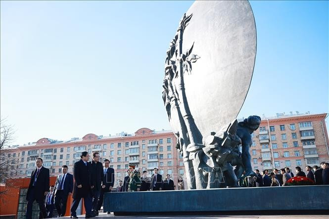 Thủ tướng Phạm Minh Chính dâng hoa tại Tượng đài Chủ tịch Hồ Chí Minh (Quảng trường Hồ Chí Minh) ở Thủ đô Moskva, Liên bang Nga. Ảnh: Dương Giang/TTXVN