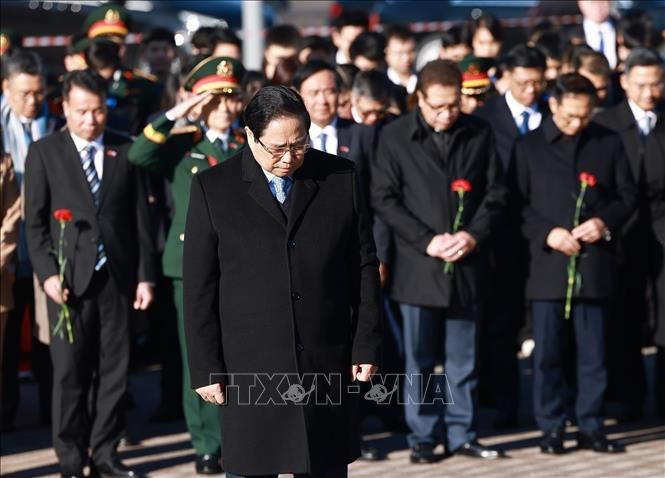 Thủ tướng Phạm Minh Chính dâng hoa tại Tượng đài Chủ tịch Hồ Chí Minh (Quảng trường Hồ Chí Minh) ở Thủ đô Moskva, Liên bang Nga. Ảnh: Dương Giang/TTXVN