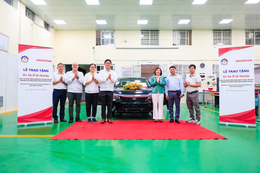 Ông Shinsuke Horiuchi - Phó Tổng Giám đốc Công ty Honda Việt Nam trao tặng xe cho Trường Cao đẳng nghề Công nghiệp Hà Nội. Ảnh: HVN