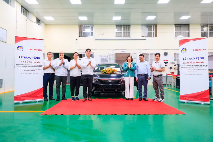 Ông Shinsuke Horiuchi - Phó Tổng Giám đốc Công ty Honda Việt Nam trao tặng xe cho Trường Cao đẳng nghề Công nghiệp Hà Nội. Ảnh: HVN