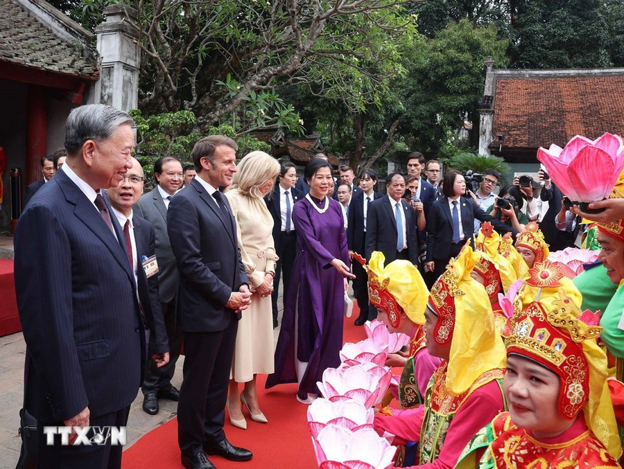 Tổng Bí thư Tô Lâm và Phu nhân cùng Tổng thống Pháp Emmanuel Macron và Phu nhân thưởng lãm chương trình biểu diễn Nhã nhạc Cung đình Huế.(Ảnh: Thống Nhất/TTXVN). 279-7959.jpg