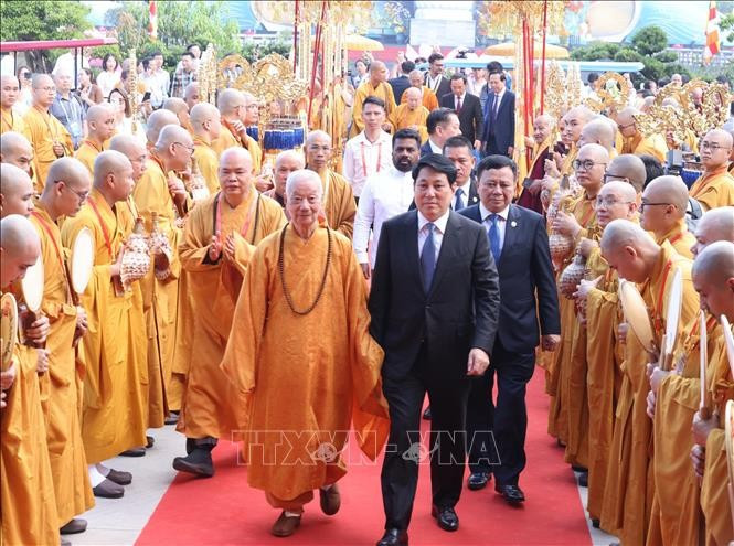 Chủ tịch nước Lương Cường và Trưởng lão hòa thượng Thích Trí Quảng, Pháp chủ Giáo hội Phật giáo Việt Nam dự khai mạc Đại lễ Phật đản Liên hợp quốc - Vesak 2025. Ảnh: Lâm Khánh/TTXVN.