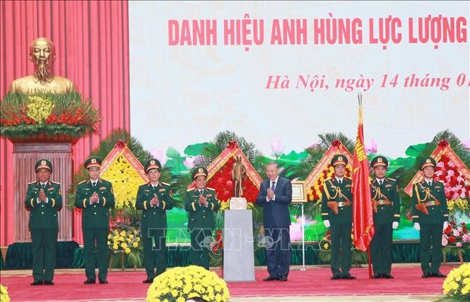 Tổng Bí thư Tô Lâm tặng bức tượng Chủ tịch Hồ Chí Minh cho Tổng cục Hậu cần - Kỹ thuật. Ảnh: Trọng Đức/TTXVN