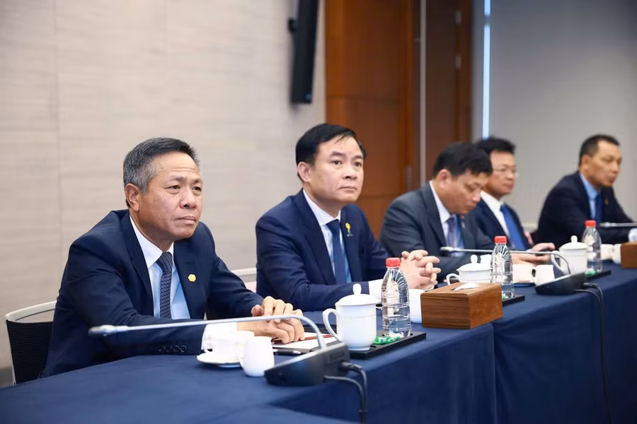 Thành viên đoàn Việt Nam tham dự buổi làm việc với Sàn chứng khoán Thượng Hải. (Ảnh: Dương Giang/ TTXVN)