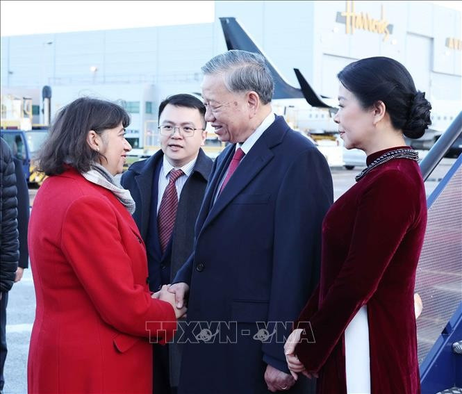 Thứ trưởng Bộ Ngoại giao Seema Malhotra đón Tổng Bí thư Tô Lâm và Phu nhân tại Sân bay London Stansted. Ảnh: Thống Nhất/TTXVN Thứ trưởng Bộ Ngoại giao Seema Malhotra đón Tổng Bí thư Tô Lâm và Phu nhân tại Sân bay London Stansted. Ảnh: Thống Nhất/TTXVN
