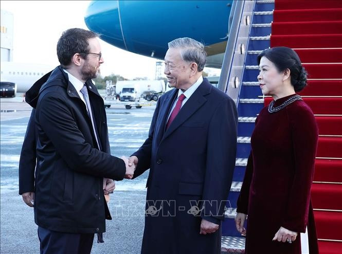 Đại sứ Liên hiệp Vương quốc Anh và Bắc Ireland tại Việt Nam Iain Frew đón Tổng Bí thư Tô Lâm và Phu nhân tại Sân bay London Stansted. Ảnh: Thống Nhất/ TTXVN Đại sứ Liên hiệp Vương quốc Anh và Bắc Ireland tại Việt Nam Iain Frew đón Tổng Bí thư Tô Lâm và Phu nhân tại Sân bay London Stansted. Ảnh: Thống Nhất/ TTXVN