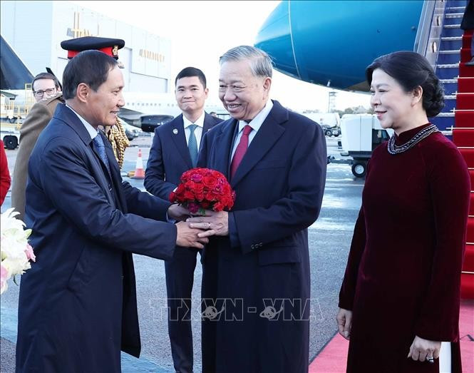 Đại sứ Việt Nam tại Liên hiệp Vương quốc Anh và Bắc Ireland Đỗ Minh Hùng đón Tổng Bí thư Tô Lâm và Phu nhân tại Sân bay London Stansted. Ảnh: Thống Nhất/TTXVN Đại sứ Việt Nam tại Liên hiệp Vương quốc Anh và Bắc Ireland Đỗ Minh Hùng đón Tổng Bí thư Tô Lâm và Phu nhân tại Sân bay London Stansted. Ảnh: Thống Nhất/TTXVN
