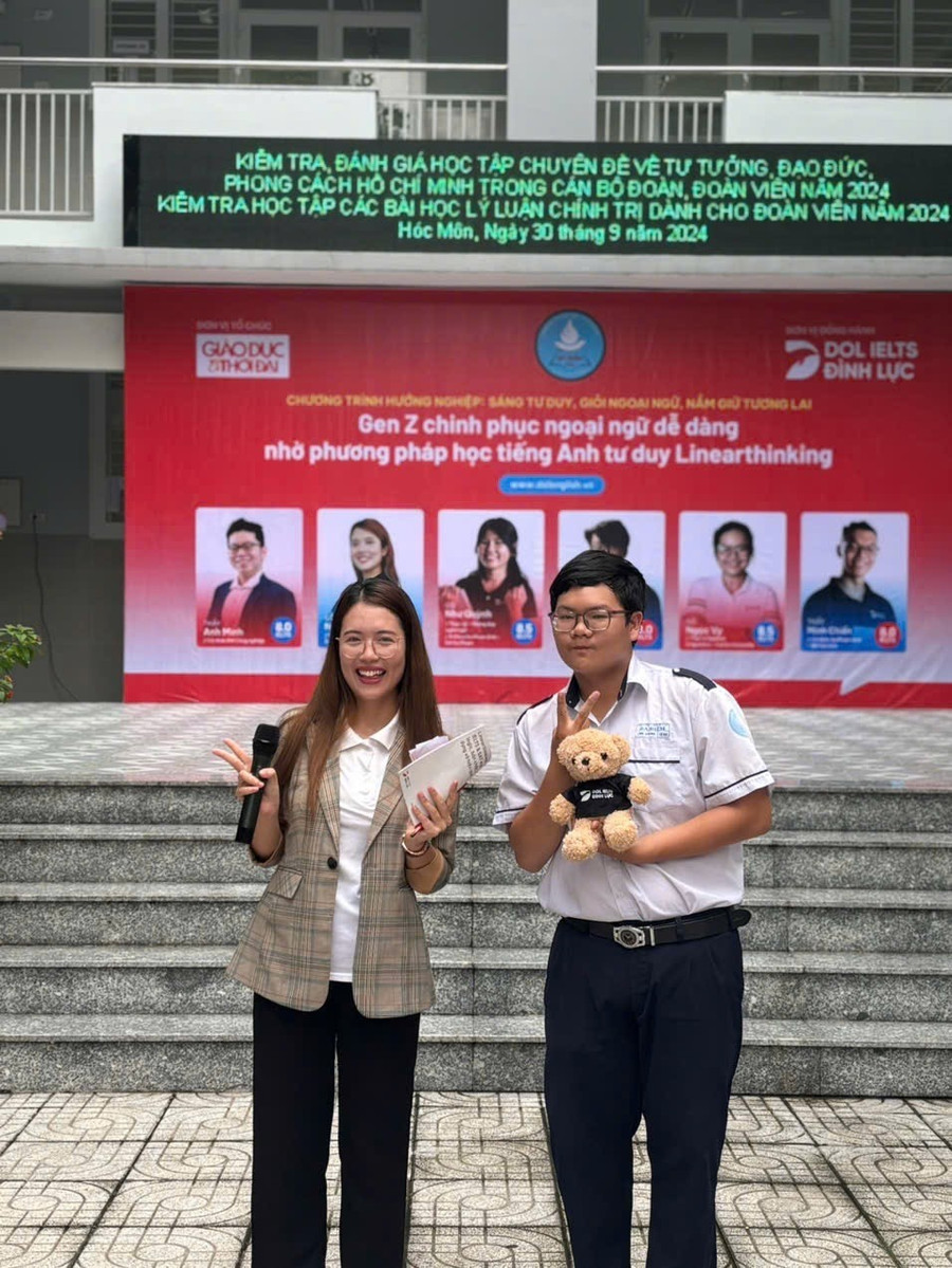 Các em học sinh hào hứng nhận quà từ DOL English 324.jpg