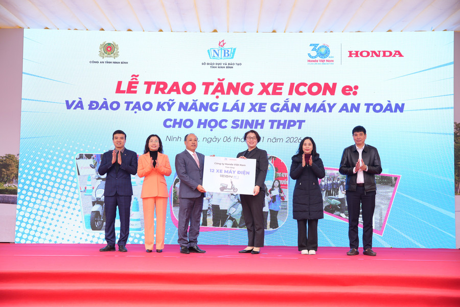5-dai-dien-honda-viet-nam-trao-tang-12-xe-gan-may-dien-honda-icon-e-cho-04-truong-thpt-tinh-ninh-binh.jpg