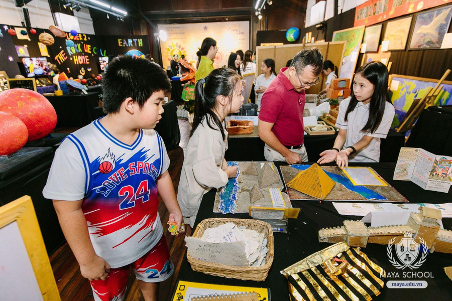 Học sinh Tiểu học trường Maya giới thiệu đến khách tham quan những kiến thức mà các em nghiên cứu trong dự án Cosmic Education. 271-9052.jpg