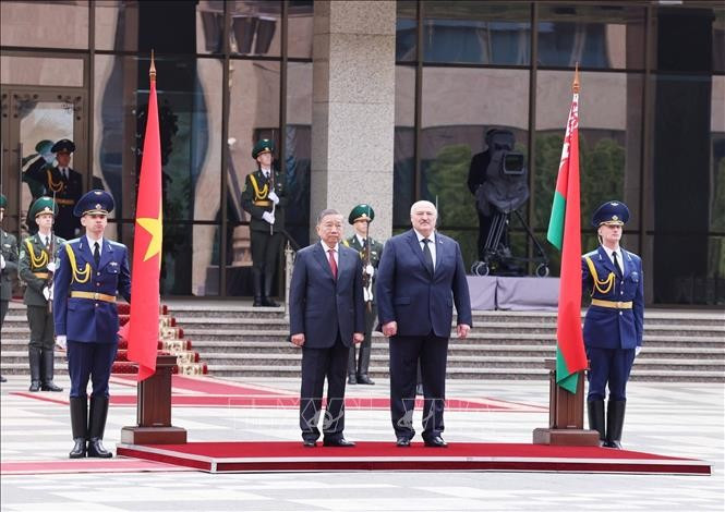 Tổng Bí thư Tô Lâm và Tổng thống Belarus Aleksandr Lukashenko nghe quân nhạc cử Quốc thiều hai nước. (Ảnh: Thống Nhất/TTXVN) Tổng Bí thư Tô Lâm và Tổng thống Belarus Aleksandr Lukashenko nghe quân nhạc cử Quốc thiều hai nước. (Ảnh: Thống Nhất/TTXVN)