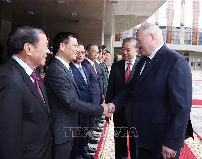 Tổng Bí thư Tô Lâm giới thiệu các thành viên đoàn Việt Nam với Tổng thống Belarus Aleksandr Lukashenko. (Ảnh: Thống Nhất/TTXVN) Tổng Bí thư Tô Lâm giới thiệu các thành viên đoàn Việt Nam với Tổng thống Belarus Aleksandr Lukashenko. (Ảnh: Thống Nhất/TTXVN)