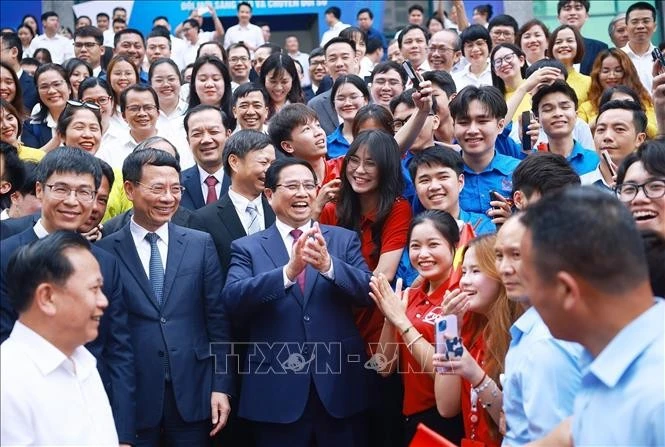 Thủ tướng Phạm Minh Chính với lãnh đạo và sinh viên Học viện Công nghệ Bưu chính Viễn thông. Ảnh: Dương Giang/TTXVN