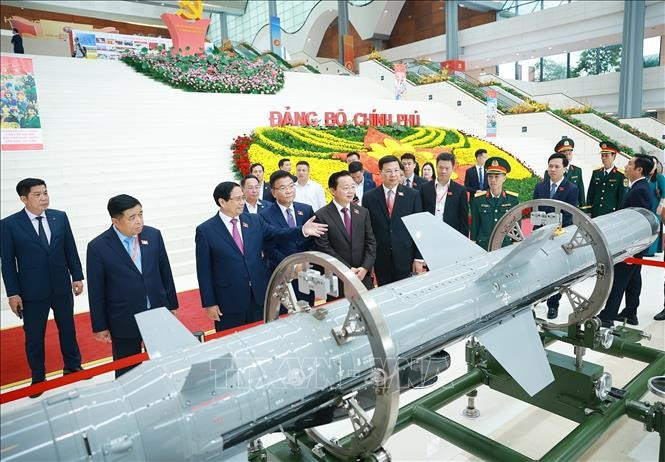 Thủ tướng Phạm Minh Chính và các đại biểu tham quan trưng bày thành tựu phát triển khoa học, công nghệ. Ảnh: Dương Giang/TTXVN Thủ tướng Phạm Minh Chính và các đại biểu tham quan trưng bày thành tựu phát triển khoa học, công nghệ. Ảnh: Dương Giang/TTXVN