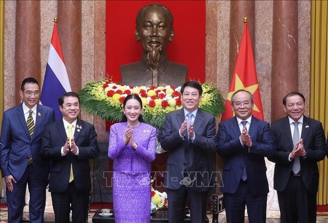 Chủ tịch nước Lương Cường với Thủ tướng Thái Lan Paetongtarn Shinawatra và các đại biểu. (Ảnh: Lâm Khánh/TTXVN) Chủ tịch nước Lương Cường với Thủ tướng Thái Lan Paetongtarn Shinawatra và các đại biểu. (Ảnh: Lâm Khánh/TTXVN)