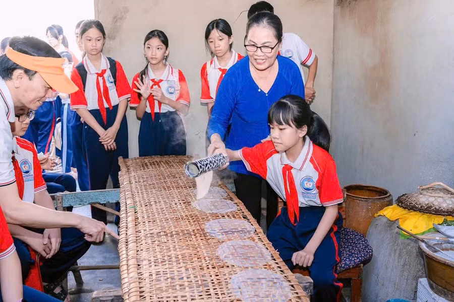 Học sinh Trường THCS Nguyễn An Ninh (P. Tam Thắng) tham gia hoạt động trải nghiệm tại làng nghề. z7875665580004-48a7bba254d91126fdc4c1e98e6e085e.jpg