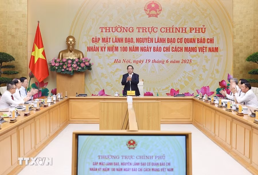 Thủ tướng Phạm Minh Chính chủ trì cuộc gặp của Thường trực Chính phủ với lãnh đạo, nguyên lãnh đạo các cơ quan báo chí. (Ảnh: Dương Giang/TTXVN).