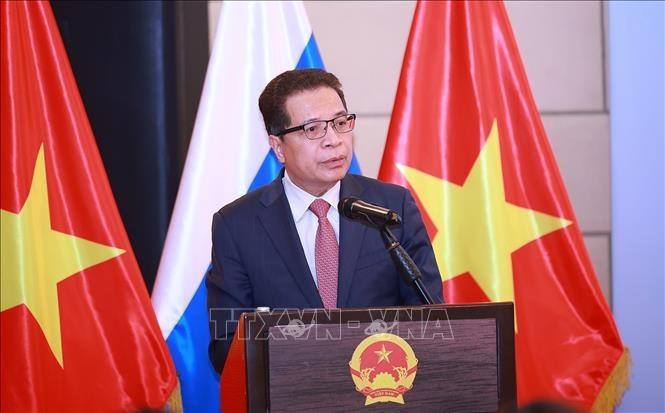 Đại sứ Việt Nam tại Liên bang Nga Đặng Minh Khôi báo cáo tình hình người Việt Nam tại Liên bang Nga. Ảnh: Dương Giang/TTXVN