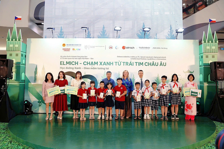 Đại diện giáo viên và học sinh Trường Tiểu học Phương Liên , Trường Tiểu học Hoàng Diệu và Trường Tiểu học Xuân Đỉnh nhận Giải “Sắc Xanh Tuổi Thơ”. 61.jpg