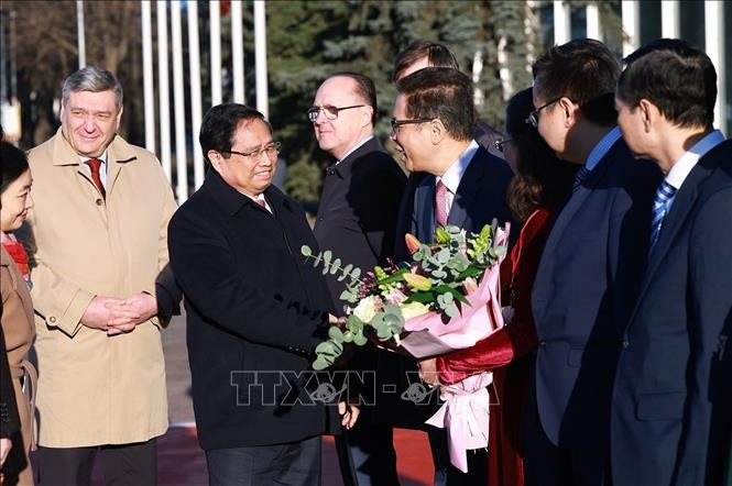 Đại sứ Việt Nam tại Liên bang Nga Đặng Minh Khôi và cán bộ, nhân viên Đại sứ quán, cùng đại diện cộng đồng người Việt Nam tại Nga nhiệt liệt chào mừng Thủ tướng Phạm Minh Chính và đoàn Đại biểu cấp cao Việt Nam. Ảnh: Dương Giang/TTXVN