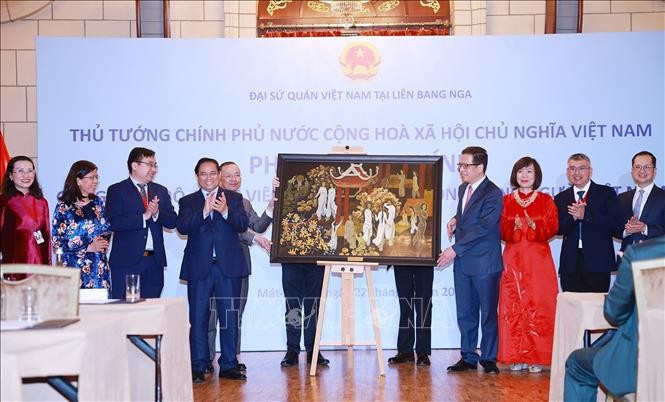 Thủ tướng Phạm Minh Chính tặng quà Đại sứ quán Việt Nam tại Liên bang Nga. Ảnh: Dương Giang/TTXVN