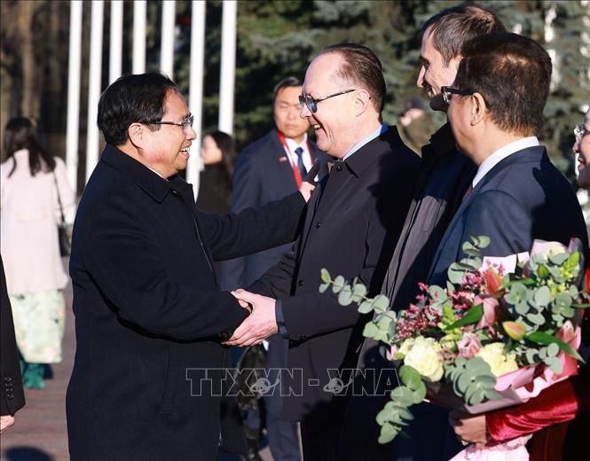 Đại sứ Liên bang Nga tại Việt Nam Gennady Stepanovich Bezdetko cùng các quan chức Cục Lễ tân, Bộ Ngoại giao Nga đón Thủ tướng Phạm Minh Chính. Ảnh: Dương Giang/ TTXVN