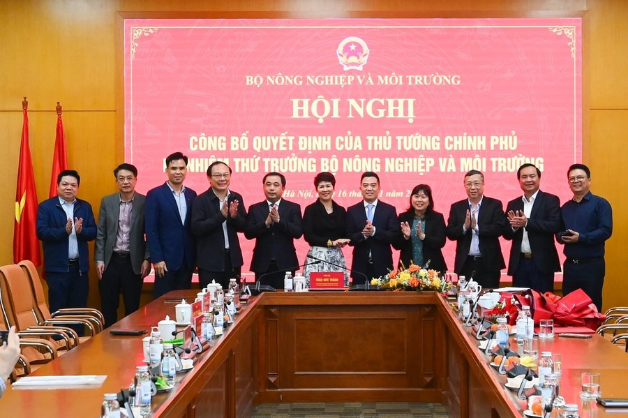 Lãnh đạo Bộ Nông nghiệp và Môi trường và các cơ quan Trung ương chúc mừng Thứ trưởng Đặng Ngọc Điệp. Ảnh: Tùng Đinh.