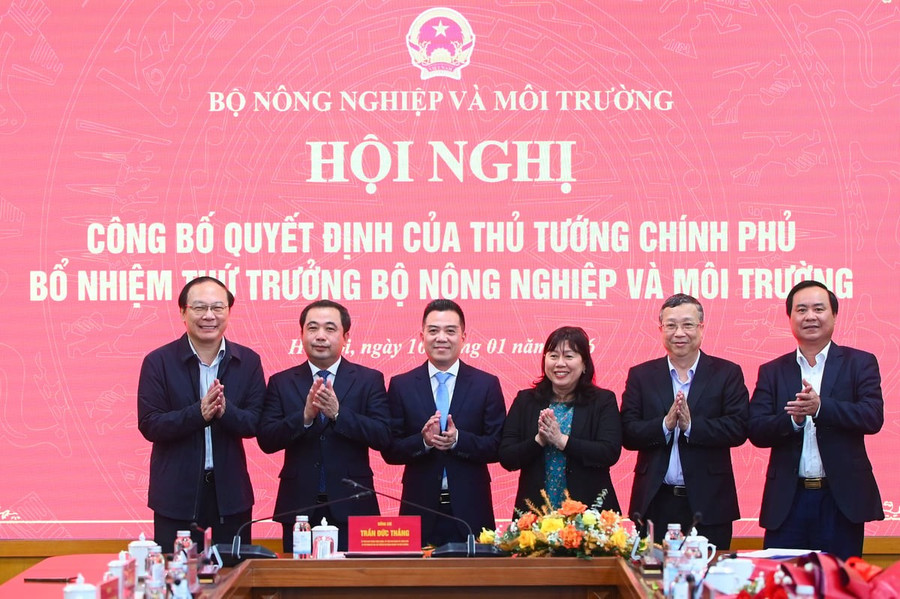 Lãnh đạo Bộ Nông nghiệp và Môi trường chúc mừng Thứ trưởng Đặng Ngọc Điệp. Ảnh: Tùng Đinh.