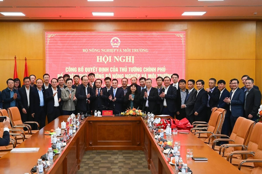 Lãnh đạo chủ chốt Bộ Nông nghiệp và Môi trường chúc mừng Thứ trưởng Đặng Ngọc Điệp. Ảnh: Tùng Đinh.