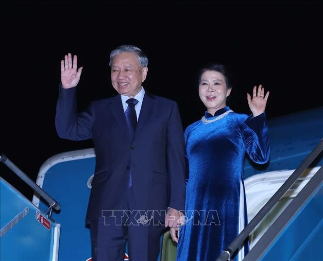 Tổng Bí thư Tô Lâm và Phu nhân rời Hà Nội, lên đường thăm chính thức Liên hiệp Vương quốc Anh và Bắc Ireland. Ảnh: Thống Nhất/TTXVN